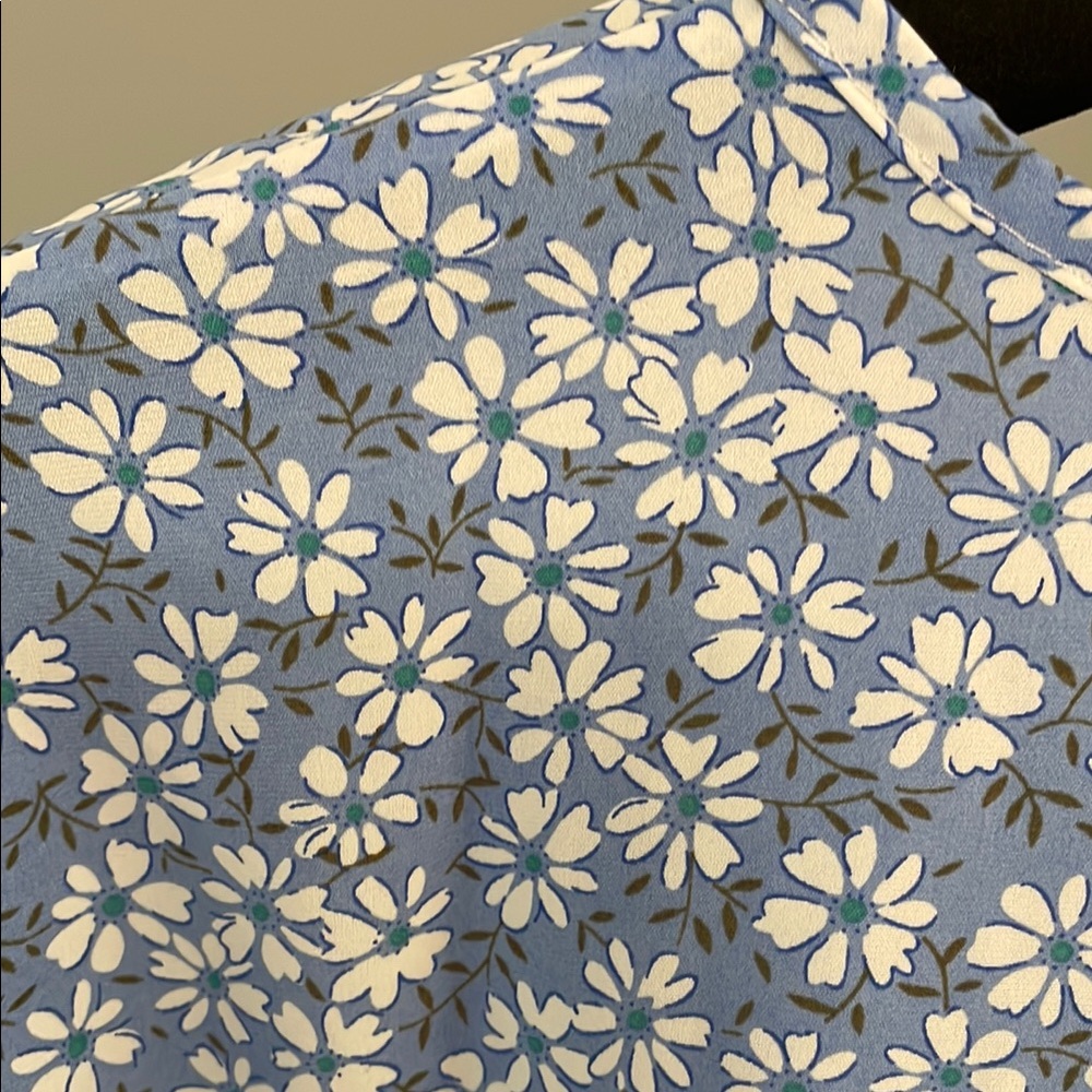 Floral Blue Women's Top v neck 3/4 flutter sleeve new large - Picture 5 of 10